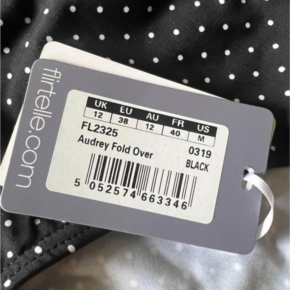 Top is size 32 J with underwire ( Fits like a D or DD)
Bottom is medium - Picture 2 of 4